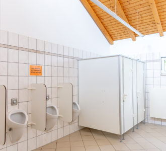 Toiletten in Sanitärgebäude 1 des Campingplatz Pirna